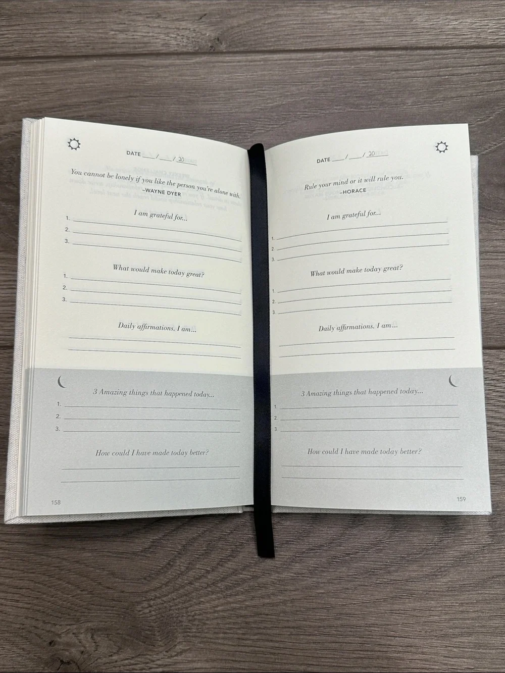 The Five Minute Journal Original Linen Book Natural Beige‎